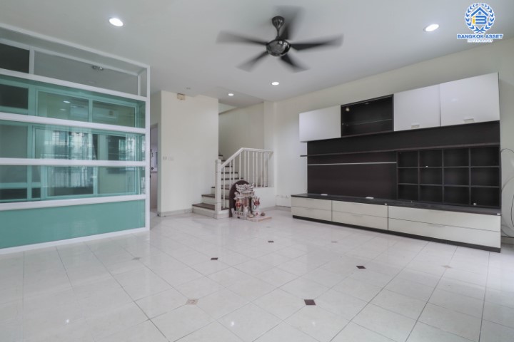 *****ทาวน์เฮ้าส์มือสอง ม.บ้านกลางเมืองสวิสทาวน์ เกษตร-นวมินทร์ แบรนด์ AP เนื้อที่ 29.5 ตร.ว. มาพร้อมฟังก์ชัน 3 ห้องนอน 3 ห้องน้ำ 2 ที่จอดรถ แถมฟรี !!! เครื่องปรับอากาศ 5 เครื่อง และเครื่องทำน้ำอุ่น 2 เครื่อง สภาพแวดล้อมเยี่ยม ทำเลดีเชื่อมต่อ ถ.พหลโยธิน, ถ.เกษตร-นวมินทร์ ใกล้ ม.เกษตร และรถไฟฟ้าสายสีเขียว "สถานีมหาวิทยาลัยเกษตรศาสตร์"